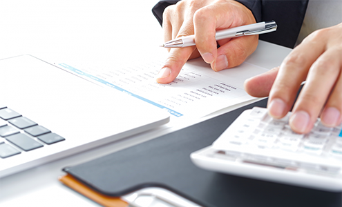 会計作業をしている人