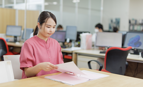決算・申告書の作成作業をしている人