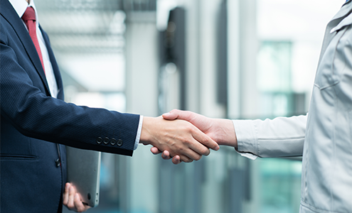 手を繋ぐビジネスマン